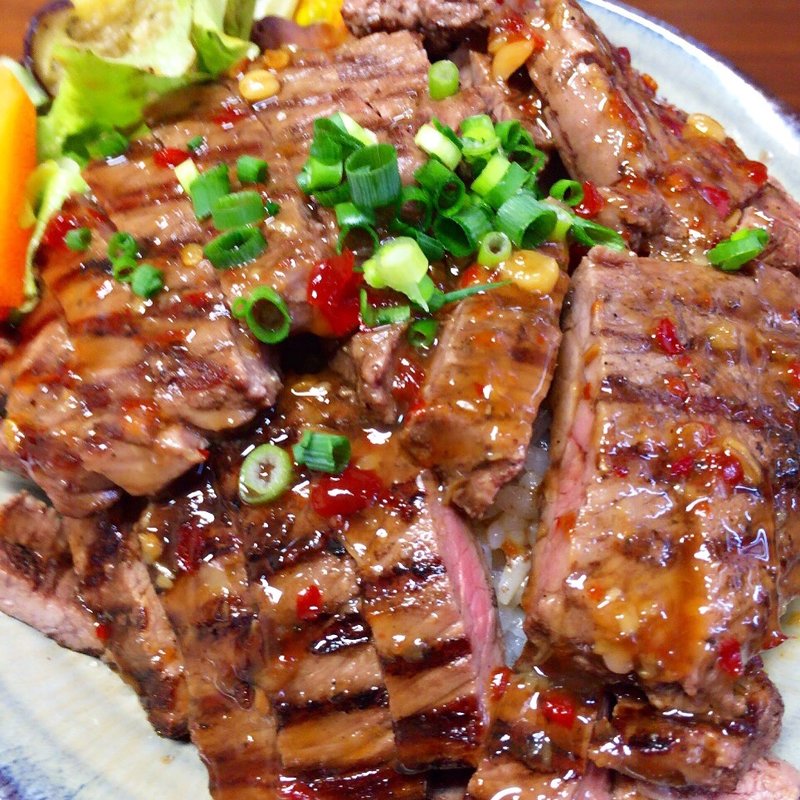 ステーキ丼（大盛）(りょぞぶふ （ryozo beef）)