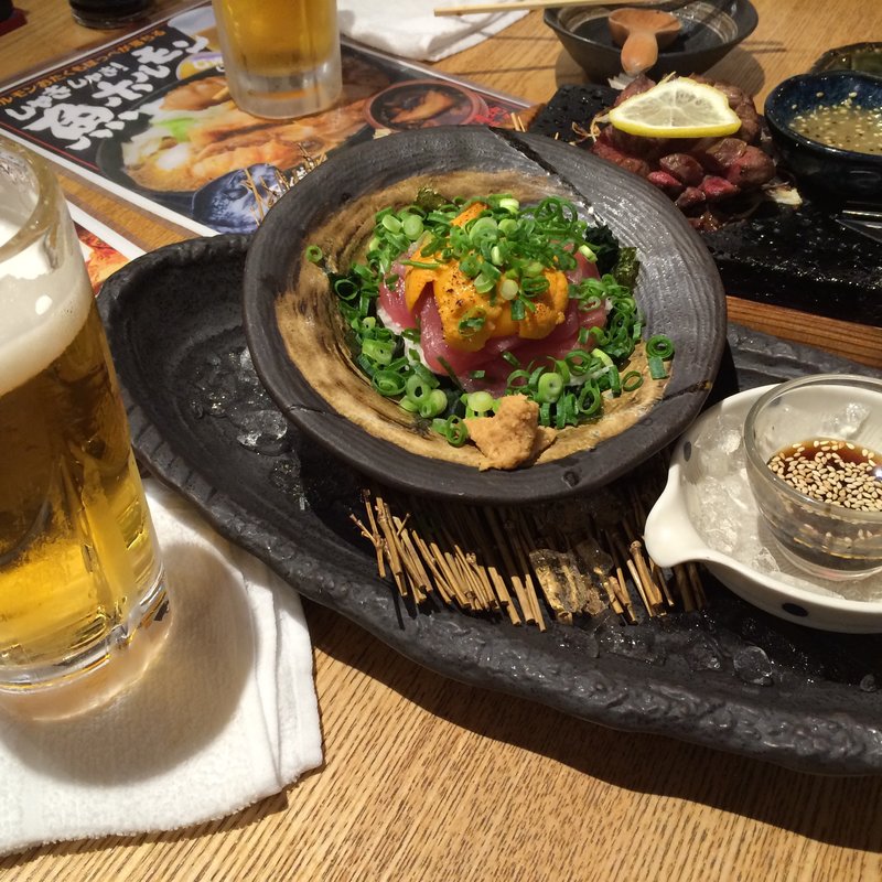 マグロとウニソースの濃厚ユッケ(生簀の銀二)