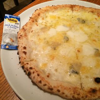 4種類のチーズのピッツァ～ハチミツ添え～(SALVATORE CUOMO 表参道ヒルズ （サルヴァトーレ・クオモ）)