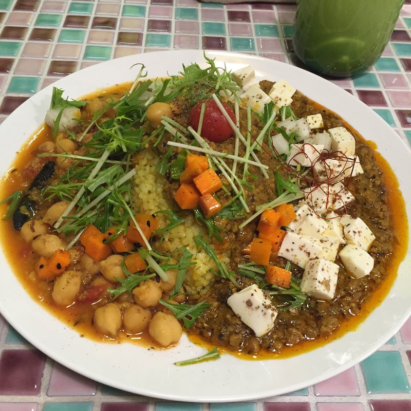 麻婆豆腐カリーとひよこ豆のカレーのあいがけ(山口カリー)