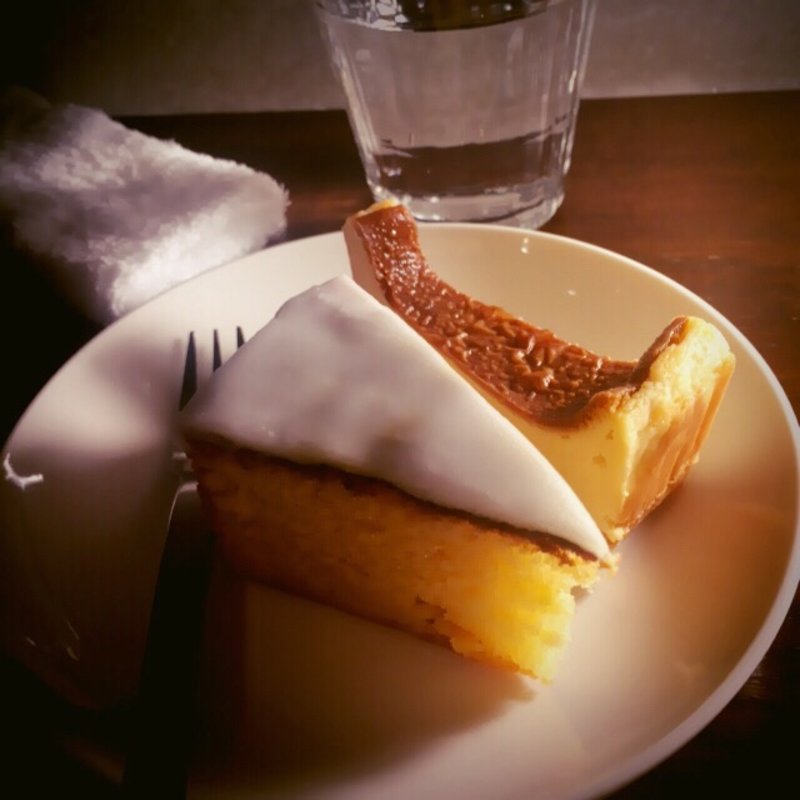 レモンケーキとチーズケーキのハーフ&ハーフ