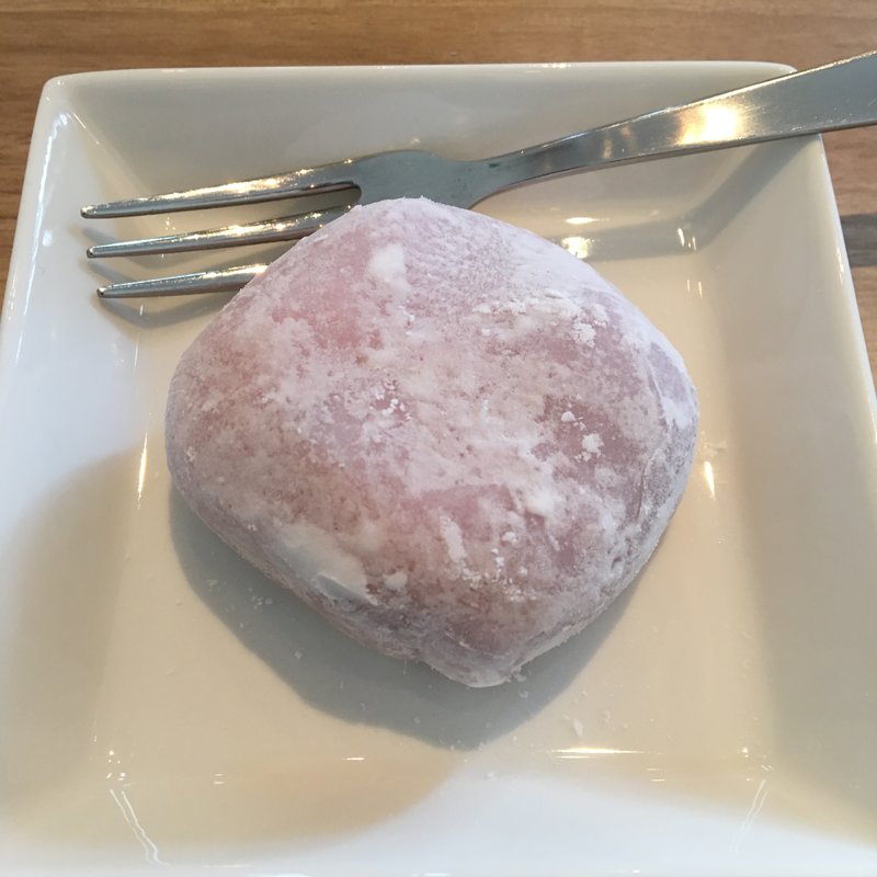 クリーム大福(苺)(久緒羅珈琲)