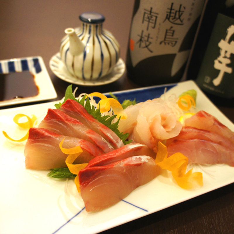 鮮魚3点盛り(写真はヒラスタイヒラメ)(バラモン食堂 )