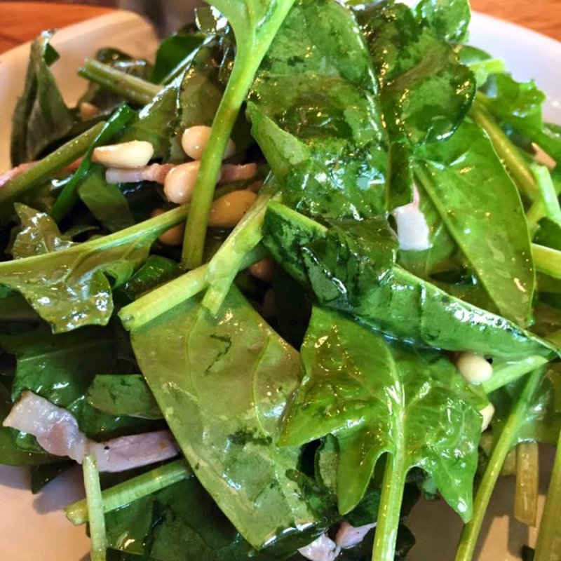 サラダほうれん草とベーコン、松の実のサラダ(ラ・バンビーナ)