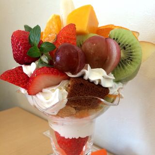 季節のフルーツパフェ(ﾊﾟﾌｪとｸﾚｰﾌﾟのお店 ぶどうの木)