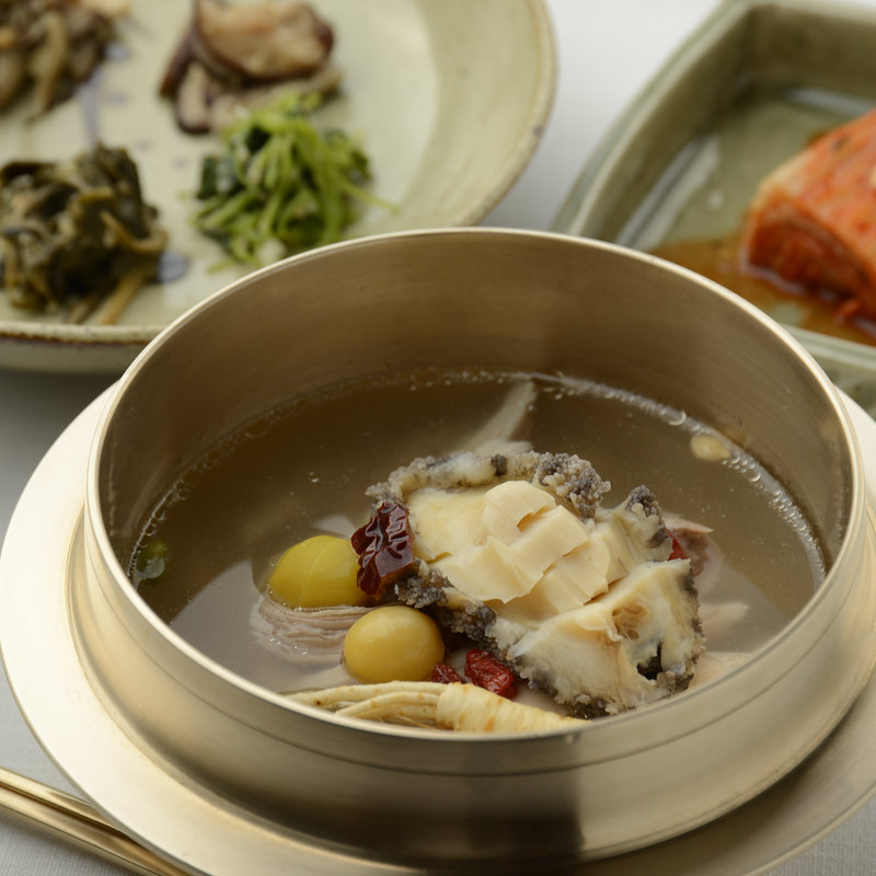 蒸し鮑の薬膳スープ仕立て(尹家 Ginza)