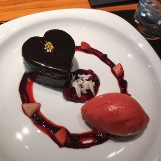 (GUCCI CAFE)