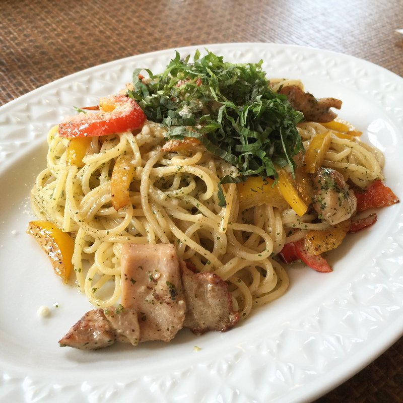チキンとパプリカの青シソのジェノバ風スパゲッチ(ボルカノ)