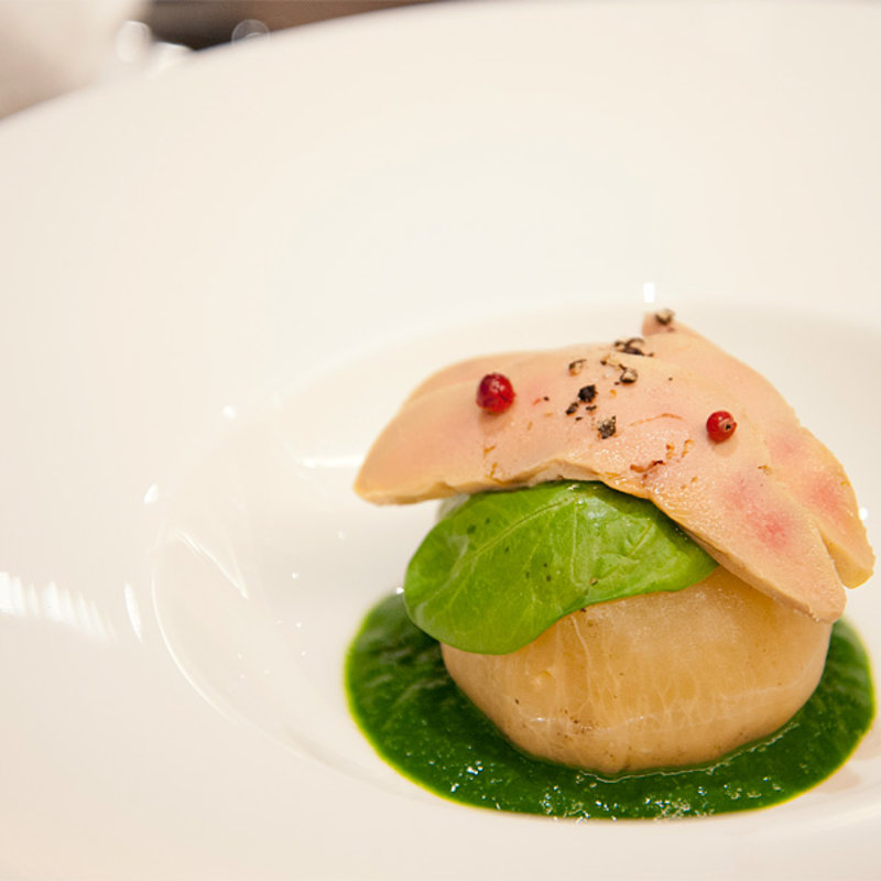 大根のバジルソース　フォアグラと共に(a la louche -ア・ラ・ルーシュ-)