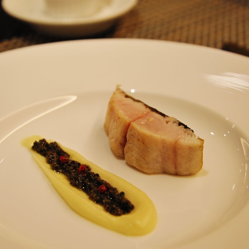 サーモングリル　キャビアと共に(a la louche -ア・ラ・ルーシュ-)