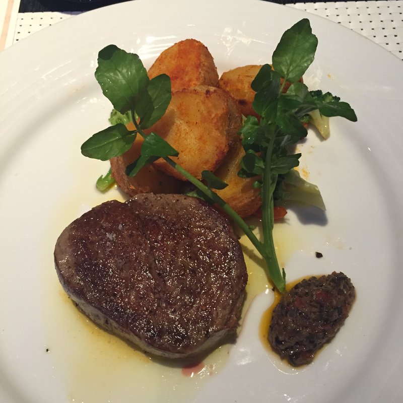 牛フィレステーキ セミトマトとオリーブのタップナード(下町DINING&CAFE THE sea)