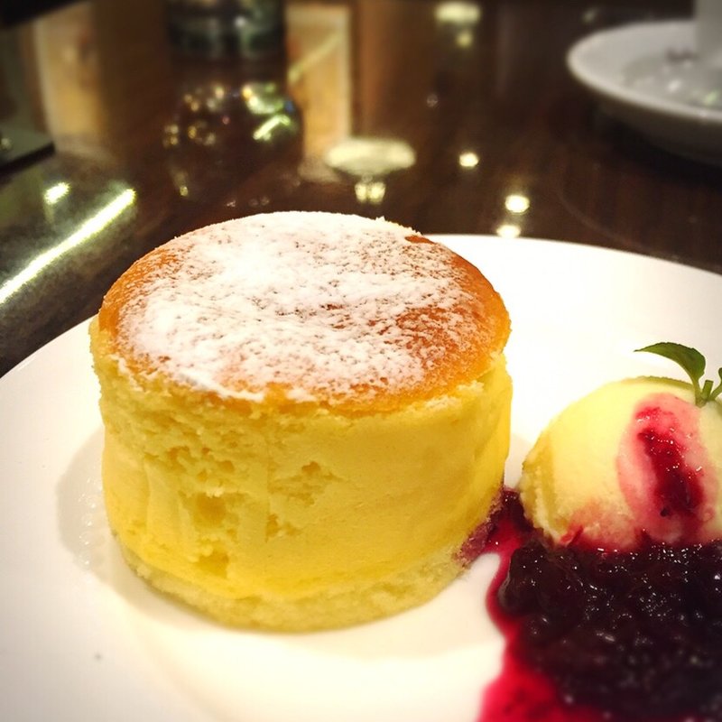 スフレチーズケーキ ジェラート添え(サロン卵と私 アスティ静岡店 )