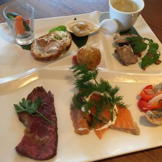 【NEW】秋冬の旬の素材を使った10種のONE PLATEランチ(Papillonnage en iris)