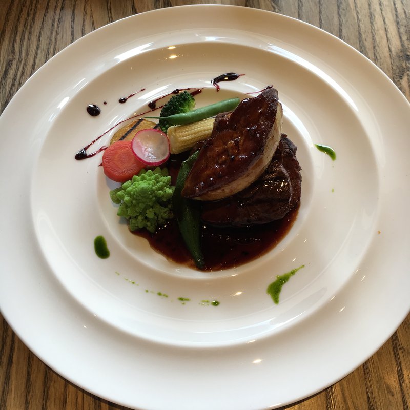 国産牛フィレ肉とフォアグラのソテー トリュフのソース(ボナペティ )