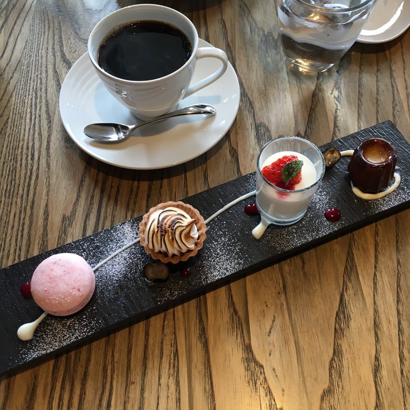 マカロンと小さなお茶菓子の盛り合わせ(ボナペティ )