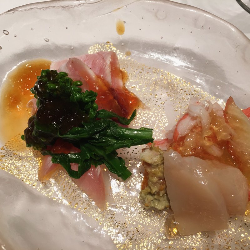 鰤の炙り・ズワイガニ・ホタテの炙り出汁ジュレかけ(板前割烹ひぐち)