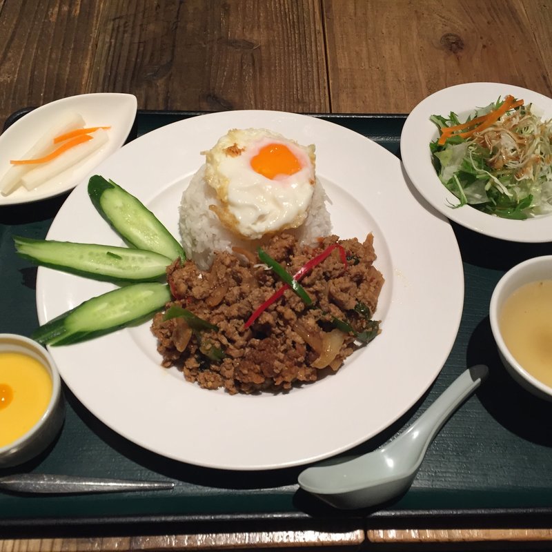 鶏肉バジル炒め玉子のせご飯(ヒジョビンタンお茶の水店 )