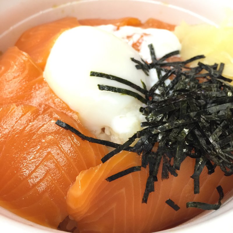 サーモン温玉づけ丼(まぐぎゅう (鮪牛))