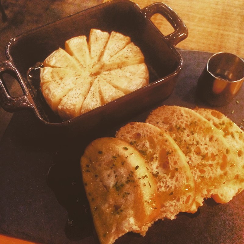 丸ごとカマンベールのオーブン焼き(和食バル ジャポン)