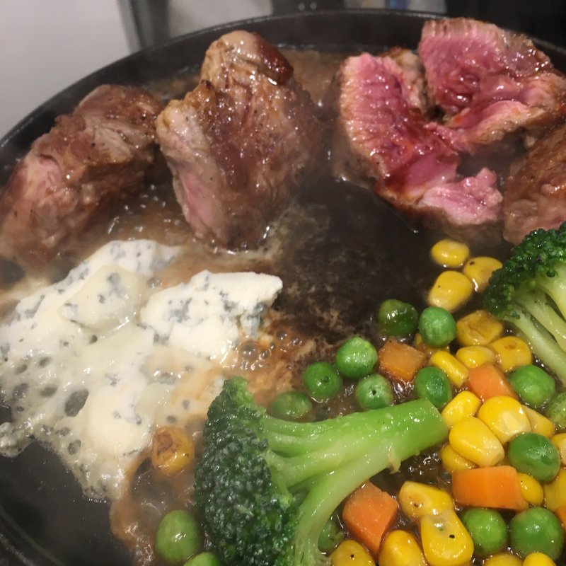 分厚くて肉肉しい 新宿西口で食べる絶品ステーキ10選 Sarah サラ 料理メニューから探せるグルメサイト