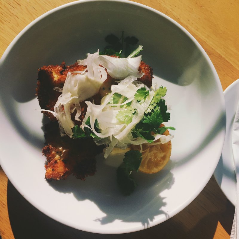 パルメザンチキンシュニッツェル w/クリームコーン、フェンネルスロー(bills 表参道)