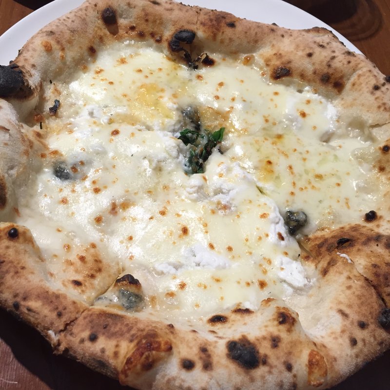 クワトロフォルマッジ(La TRIPLETTA ラ・トリプレッタ)