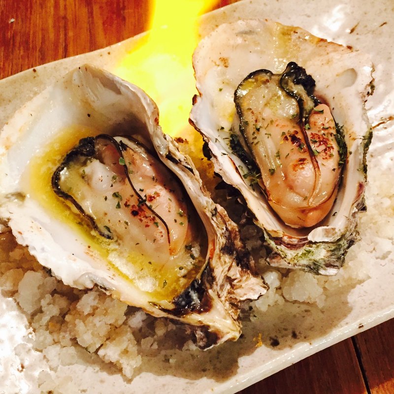 殻付き牡蠣の燻製焼き(1個)(煙　燻製バル　トリベーネ 心斎橋店 （ケムリクンセイバルトリベーネ）)