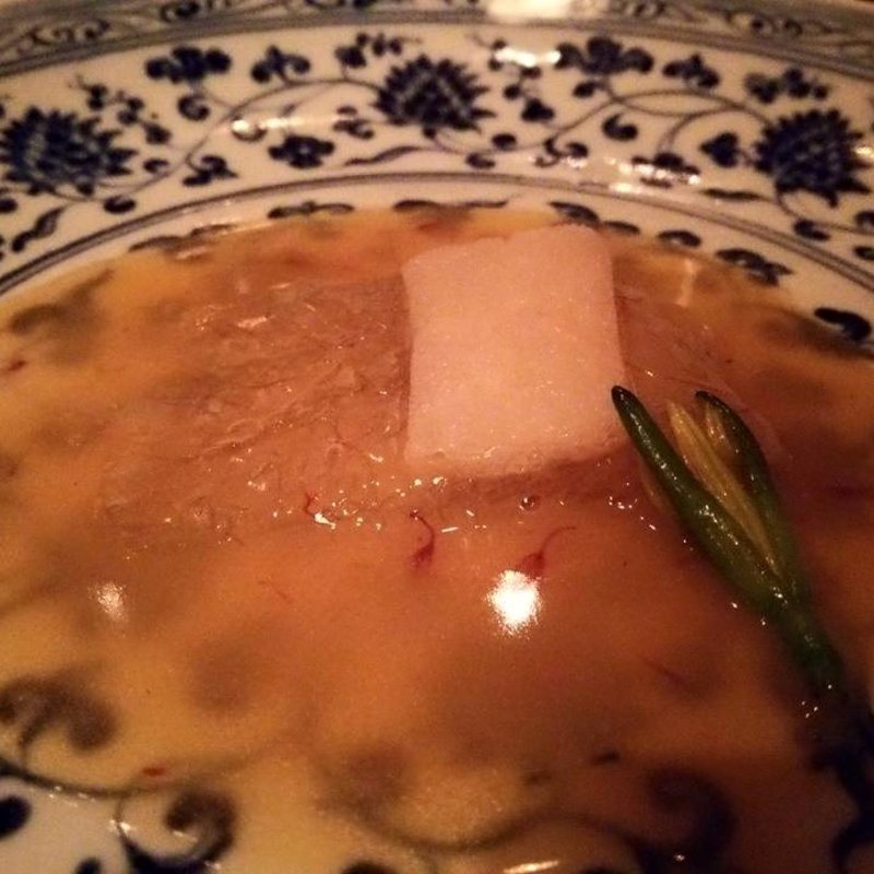 毛鹿フカヒレと衣笠だけの黄金スープ煮　(ディナーコース）(中国菜飄香 麻布十番本店)