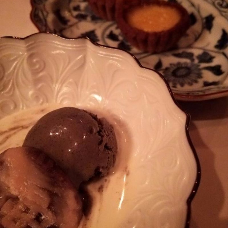 黒ごま、黒米、黒豆の冬のアイスと 薬膳棗餅のココナッツソース（ディナーコース）(中国菜飄香 麻布十番本店)