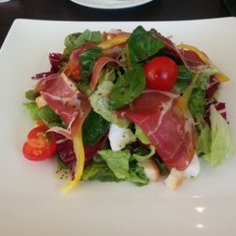 生ハムとモッツァレラのサラダ(カフェ　ド　ヴォアラ （Cafe de Voila【旧店名】ヴォアラカフェ）)