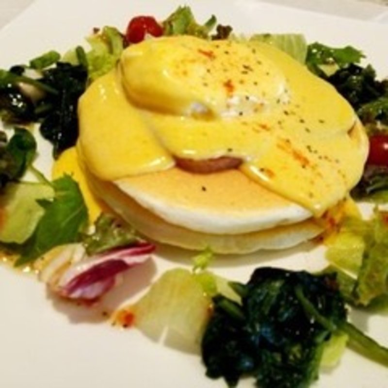 エッグベネディクト風パンケーキ(カフェ　ド　ヴォアラ （Cafe de Voila【旧店名】ヴォアラカフェ）)