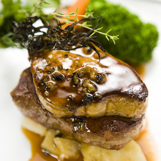 牛肉とフォアグラのロッシーニ(レストラン アラスカ 大阪本店 )