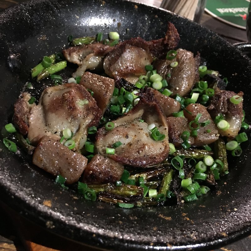 黒豚とにんにくの芽炒め(TWO SAM'S UP （ツーサムズアップ）)