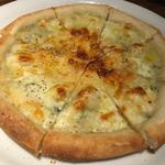 クアトロチーズと蜂蜜のピザ(炭火焼バール Banquet （スミビヤキバール バンケット）)