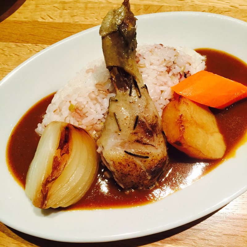 丸ごと鶏もも肉のカレー ハーフ(100本のスプーン FUTAKOTAMAGAWA)
