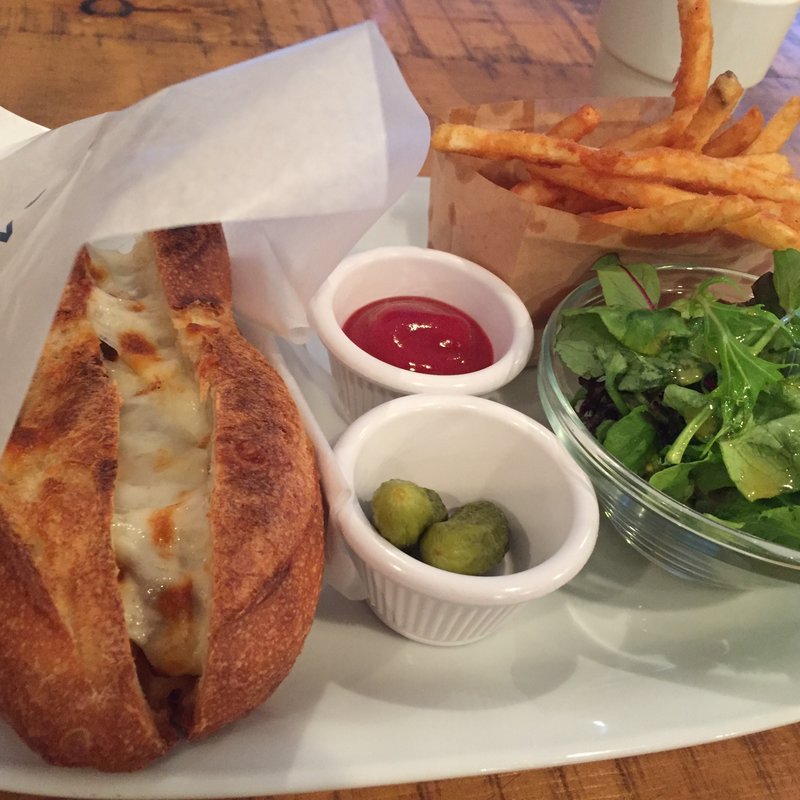 ラグーソースのバゲットサンド(カフェ ダイニングバー 104.5 （Cafe，Dining&Bar 104.5）)