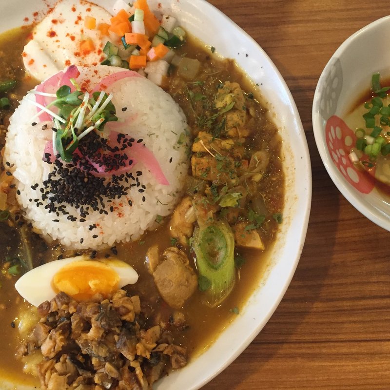 2種あいがけ➕鯖キーマ➕生卵だし醤油(アジアンキッチン オオツカレー )