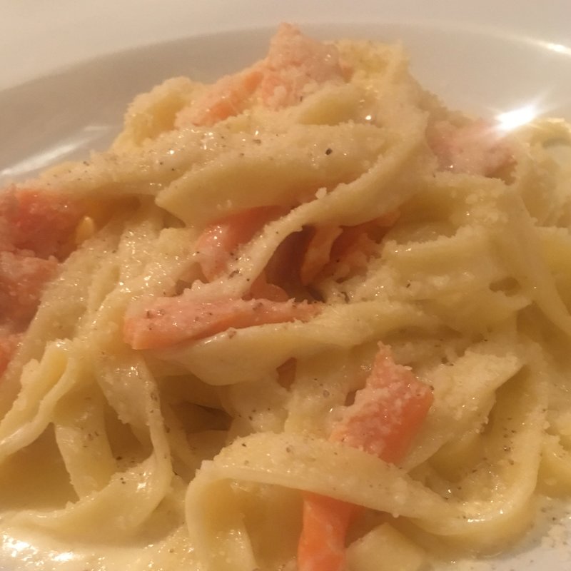 スモークサーモンのクリームソース フィットチーネ(トラットリア・ラテラ)