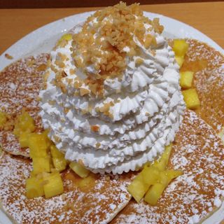 パイナップル、ホイップクリームとマカダミアナッツのパンケーキ(Eggs 'n Things 横浜山下公園店)