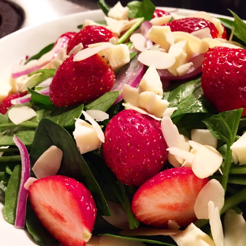 ほうれん草と苺のサラダ(Pon de bar HEJIRA)