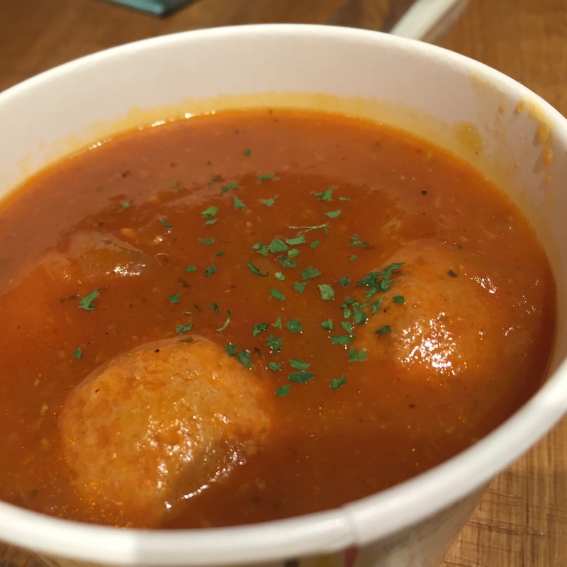 ベルギーで定番の家庭料理『ポムケミートボールトマト』(ポムケ 外苑前本店)