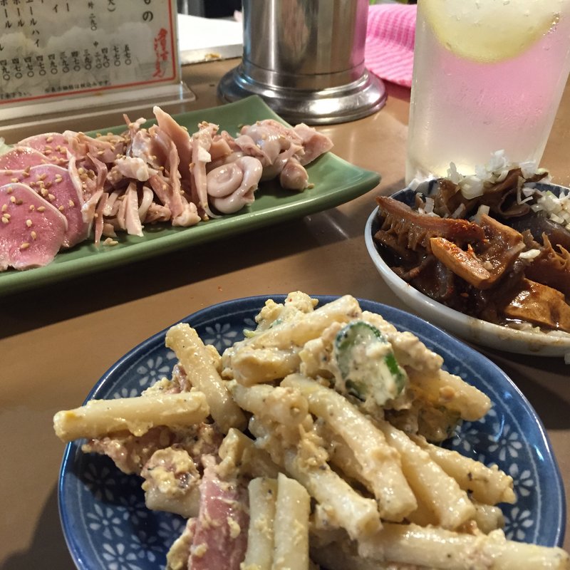 マカロニサラダ肉刺し煮込み(もつ焼ウッチャン 新宿思い出横丁店)