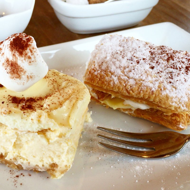 2層のチーズケーキと日替りスイーツ(カフェなかゆくい)