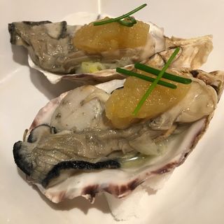 冷製広島産牡蠣の生食感コンフィ 青リンゴポン酢（1ピース）(赤白 （KOHAKU）)