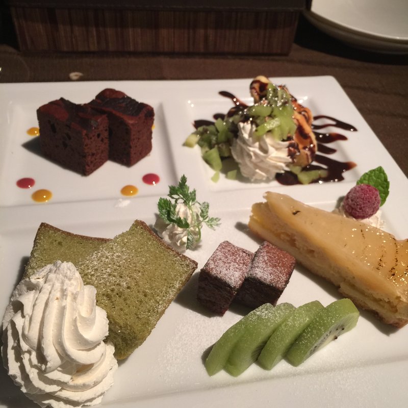 季節のフルーツとケーキの盛り合わせ(SAKU （サク）)