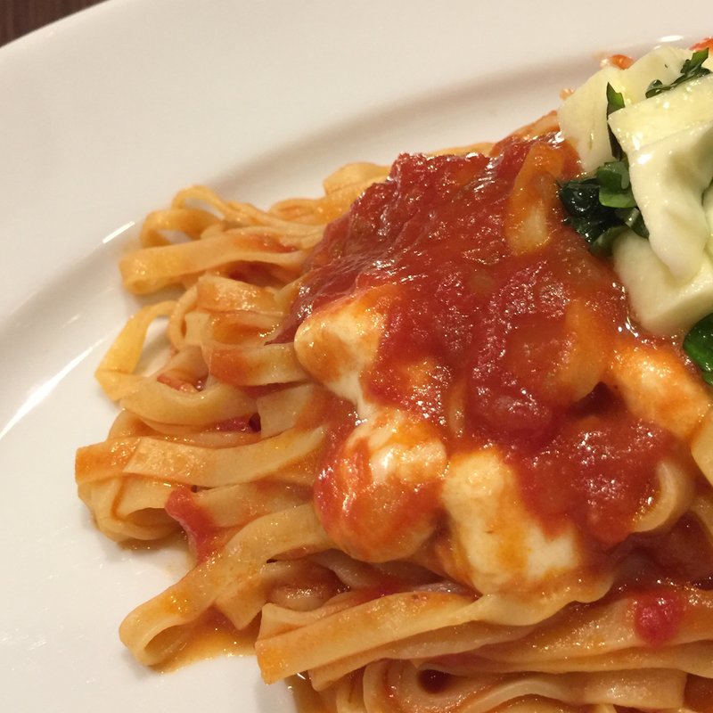 モッツァレラチーズとバジルのトマトソース 自家製パスタ(ビストロ・シャンパーニュ・トレゾール(Bistro Champagne Tresors))