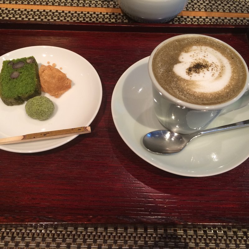 ほうじ茶ラテ お菓子つき(福寿園京都本店 京の茶寮 )