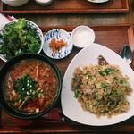 豚肉炒飯とサンラー揚げ麺スープ(シャンニーカフェ （Xiang ni cafe）)