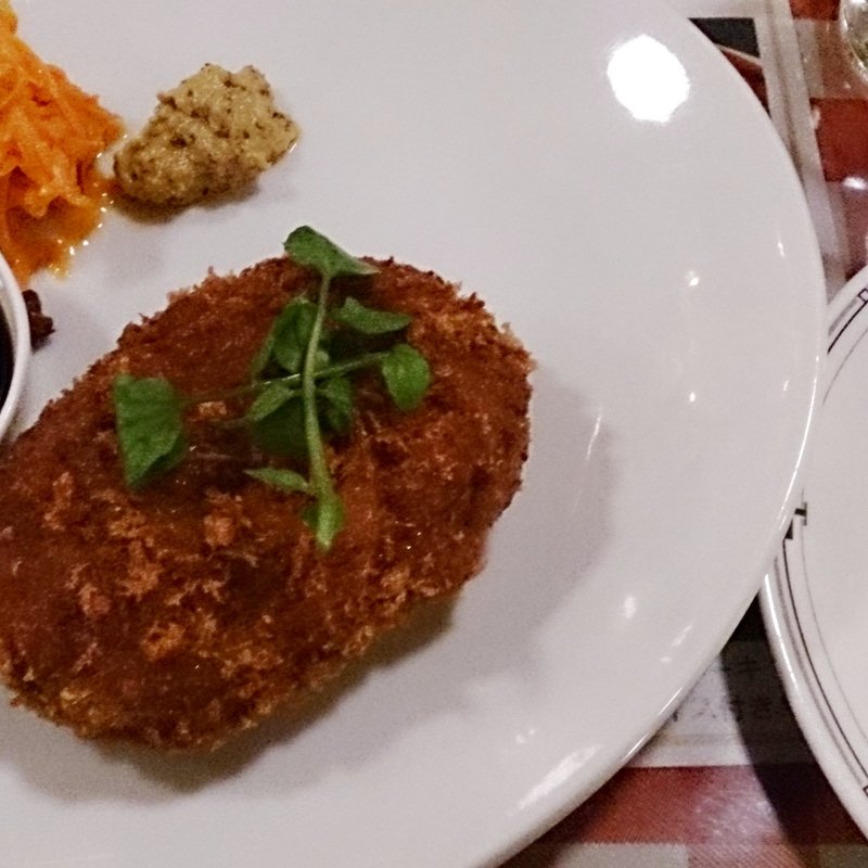 肉汁たっぷりメンチカツランチ(ワインホール)