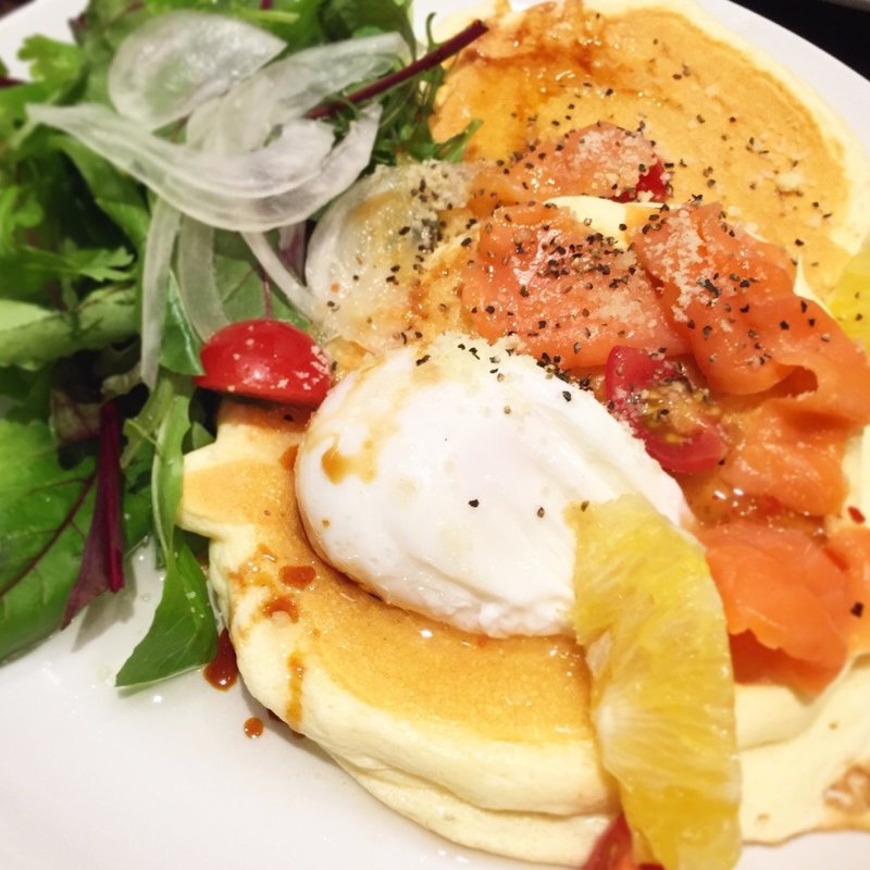 スモークサーモンサラダ&パンケーキ(高倉町珈琲みなみ野店)
